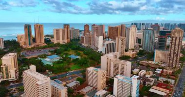 Waikiki, Honolulu, Hawaii, ABD 'nin yüksek binaları üzerinde uçuş. Pasifik Okyanusu 'nun sonsuz mavi deniz manzarasını gözler önüne seriyor..