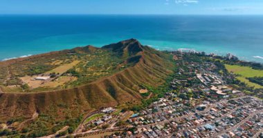 Ünlü Diamond Head Krateri 'ni çevreleyen yerleşim bölgesindeki görüntüler. Pasifik Okyanusu mavisi arka planda. Honolulu, Hawaii, ABD.
