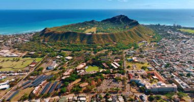 Elmas Kafa Krateri, Pasifik Okyanusu 'nun şehir manzarası ve su manzarası ile çevrilidir. Güneşli bir günde Honolulu, Hawaii, ABD üzerinde insansız hava aracı görüntüleri.