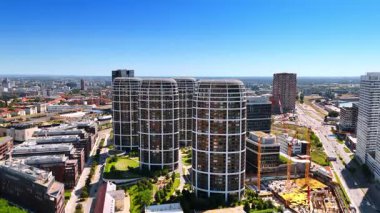 Bratislava 'nın modern silueti. Bratislava 'daki çağdaş binaların çarpıcı görüntüsü açık bir günde kentsel gelişimi gözler önüne seriyor..