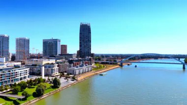 Gündüz Bratislava ufuk çizgisi görüntüsü. Bratislava 'nın nehir kenarındaki silueti modern mimari ve açık gökyüzü ile övünüyor..