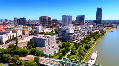 Bratislava 'nın Tuna silueti. Şehir manzarası Bratislava 'nın canlı mimarisini, yemyeşil bahçesini ve güneşli bir günde sakin Tuna Nehri' ni gösteriyor..