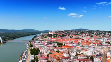 Tuna Nehri, güzel şehrin tarihi kısmına yakındır. Nehir ve Eski Kale üzerindeki UFO Köprüsü 'nün görüntüsü.