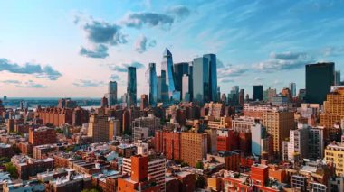 New York şehir merkezindeki fütürist gökdelenler grubuna yaklaşıyoruz. Bulutlu gökyüzünün arka planında Büyük Elma cam kuleleri.