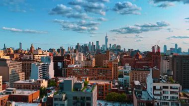 Dinlenme yerleri ve bitkileri olan çok katlı binalar. New York üzerinde uçuş şehir merkezindeki gökdelenlere yaklaşıyor..