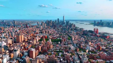 New York 'un güzel şehir manzarası East River' dan geçiyor. Arka planda Manhattan 'da çarpıcı bir gökdelende.