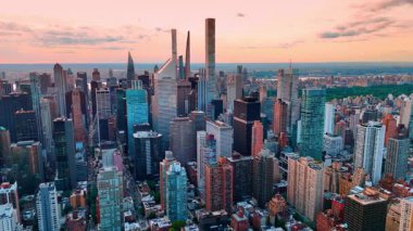 Manhattan, New York, ABD 'nin görkemli panoramasının üzerinde uçuş. Gün batımında metropolün finans merkezi.