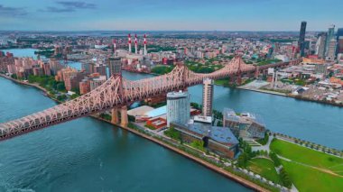 Queensboro Köprüsü 'nü izleyin. Gün batımında New York 'un uçsuz bucaksız manzarasına hava perspektifi.