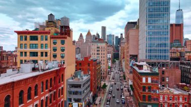 New York manzarasında parlak binalar. Metropolis 'teki caddenin üzerinde yükselen insansız hava aracı şehir merkezindeki gökdelenleri gösteriyor..