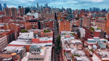 Ağaçlar büyümeye devam ederken binaların çatısında uçmak. Caddenin yukarısındaki görüntüler New York, ABD 'ye gidiyor..