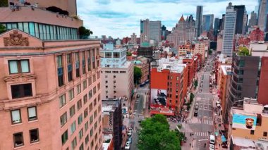 Gündüz vakti Amerika 'nın hareketli New York caddeleri. Manhattan 'a giden yolun üstündeki görüntüler..