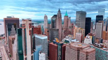 Modern New York şehir merkezinin yüksek binaları ve gökdelenleri. Muhteşem şehrin üzerindeki bulutlu gökyüzü.