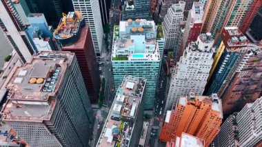 Yüzme havuzları ve bitkilerin büyüdüğü gökdelenlerin çatılarına bakın. Görüntüler New York şehir merkezinin üzerinde, ABD.