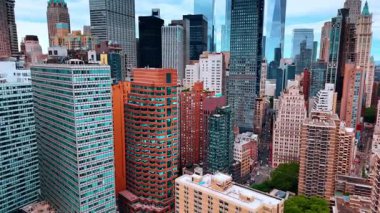 Çok katlı binaların cephelerine yaklaşıyorlar. New York şehir merkezindeki gökdelenler.