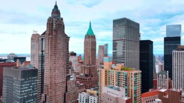 American International Building veya 70 Pine Street, New York, ABD şehir merkezinde. İnsansız hava aracından metropolün mimarisi.