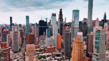 Alçak ve yüksek binaları olan New York şehri. Şehir merkezindeki gökdelenlere yaklaşıyoruz..
