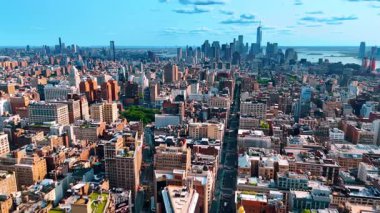 Güzel New York, ABD 'nin engin manzarası. Caddenin yukarısındaki insansız hava aracı görüntüleri muhteşem Manhattan 'ı gösteriyor..