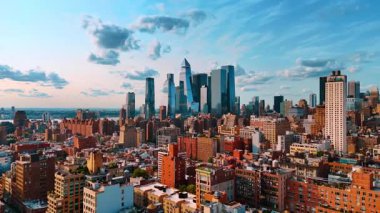 Şehrin üzerinde yükselen bir grup muhteşem gökdelene yaklaşıyoruz. New York, ABD 'nin stil ve tasarımlarının çeşitliliği. Hava görünümü.