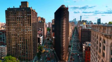 New York, ABD 'deki Flatiron Binası' nda iki hareketli caddenin üzerinde yükseliyor. Manhattan 'ın gökdelenlerine açılışı.