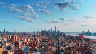 New York, ABD 'nin nefes kesici manzarası. İnsansız hava aracı görüntüleri Manhattan 'a giden yoğun caddeye iniyor..