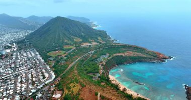 Honolulu, Oahu, Hawaii, ABD 'nin seçkin yerleri. Yeşil Koko Head, Hanauma Körfezi ve yoğun yerleşim alanına hava perspektifi.