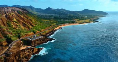 Pasifik Okyanusu kıyısının resimli manzarası. Muhteşem kayalıkların manzaralı sahile insansız hava aracı uçuşu. Oahu, Hawaii. Hava görünümü.