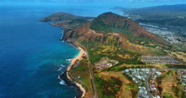 Pasifik Okyanusu yakınlarındaki Oahu, Hawaii 'nin pitoresk kıyıları üzerinde uçuş. Etrafı yerleşim alanlarıyla çevrili Diamond Head Krateri 'ne bakın..