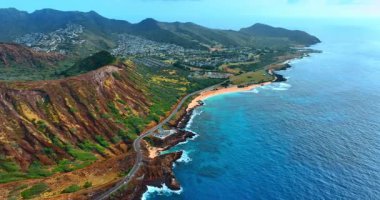 Pasifik Okyanusu 'nun pitoresk kıyısı boyunca uzanan otoyol. Honolulu, Oahu, Hawaii 'nin muhteşem kayalık manzarası. Hava perspektifi.