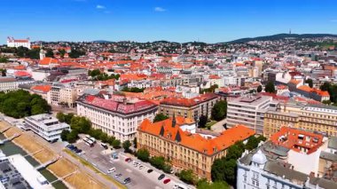 Bratislava, Slovakya 'daki eski şehrin engin manzarası. Arkaplandaki yeşil tepeler birden fazla evle kaplıdır. Hava görünümü.