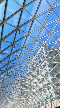 Modern tasarım. Cam ve metal tasarımlı çarpıcı bir geometrik yapı güneş ışığının aşağıdaki boşluğu aydınlatmasını sağlar..