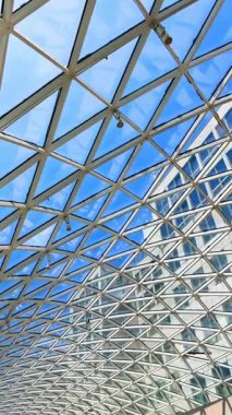 Ufuk çizgisi manzaralı eşsiz cam tasarımı. Ziyaretçiler yukarıdaki mavi gökyüzünü çerçeveleyen çarpıcı cam ve metal dizaynlara hayran kalarak, aşağıdaki kentsel manzarayı güçlendiriyor..