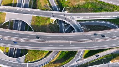 Otoyol kavşağında trafik vardı. Arabalar yoğun ve çetrefilli bir otoyol kavşağında gündüz dolaşırlar, birden fazla yol seviyesi ve rota gösterirler..