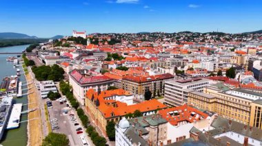 Bratislava, Slovakya 'daki eski şehrin çarpıcı manzarası. Turuncu çatılı tarihi binaların şehri. Hava görünümü.