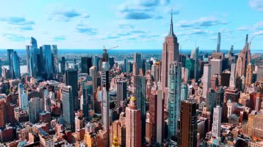 Amerika 'nın modern New York şehrinin göz kamaştırıcı merkezi. Şehir merkezindeki gökdelenlerin tepesinde İHA uçuşu.