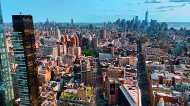 New York 'un Manhattan' daki inanılmaz manzarası. Beşinci Cadde 'de hava perspektifi ve şehir merkezinde muhteşem..