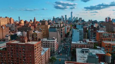 New York, ABD yolunda bir sürü araba var. Manhattan 'daki muhteşem gökdelenler grubu. Hava görünümü.