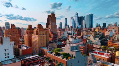 Çatılarında su tankları ve bitkiler olan çeşitli apartmanlar. Manhattan, New York, ABD 'deki çarpıcı gökdelenler. Hava görünümü.