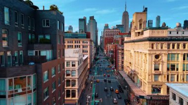 Çoklu şeritli yoldan giden arabaları takip ediyorum. İnsansız hava aracı New York, ABD 'deki binaların güzel cephelerinde uçuyor..