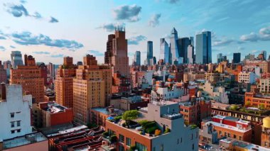 Çatılarında su tankları ve bitkiler olan çeşitli apartmanlar. Manhattan, New York, ABD 'deki çarpıcı gökdelenler. Hava görünümü.