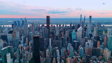 Manhattan manzarası için etkileyici bir manzara. Günbatımında ABD 'nin New York şehrinin yukarısındaki İHA görüntüleri.