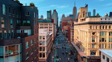 Çoklu şeritli yoldan giden arabaları takip ediyorum. İnsansız hava aracı New York, ABD 'deki binaların güzel cephelerinde uçuyor..