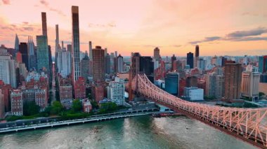 Queensboro Köprüsü 'nü ve gün batımında muhteşem Manhattan' ı izleyin. New York, ABD 'deki East River' ın su manzarasının üzerindeki görüntüler.