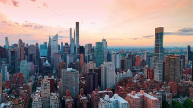 New York, ABD 'nin engin manzarasının üzerindeki batan güneşle boyanmış pembe gökyüzü. Muhtelif mimari ile çarpıcı Manhattan 'a havadan bakış açısı.