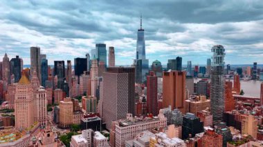Gri bulutlu gökyüzü New York şehri üzerinde. İHA görüntüleri yağmurlu bir günde şehir merkezinden yükseliyor..