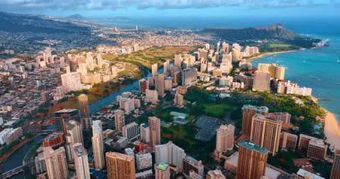 Gün batımında Honolulu 'nun güzel şehir manzarası. Waikiki Resort üzerinde İHA görüntüleri. Koko baş krateri arkaplanda.
