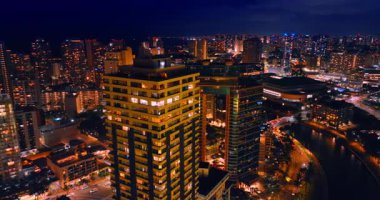 Parlak şehrin göz kamaştırıcı gökdelenleri. Geceleri binaların tepesindeki drone görüntüleri. Honolulu, Hawaii, ABD.
