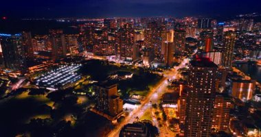 Canlı yaşam tarzıyla güzel aydınlatılmış bir şehir. Modern tatil beldesi Waikiki, Honolulu, Hawaii, ABD 'nin gece manzarası. Hava görünümü.