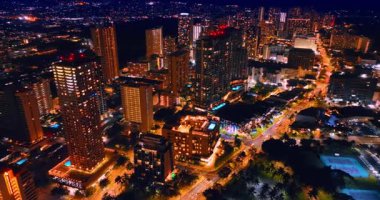 Tatil köyünün muhteşem aydınlatılması. İnsansız hava aracı görüntüleri Waikiki, Honolulu, Hawaii, ABD 'nin çarpıcı gece manzarasının üzerinde..