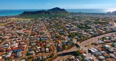 Ortasında Diamond Head Krateri olan geniş bir yerleşim alanı. Şehirden geçen otoban ve otoyolların üstündeki drone görüntüleri. Hava görünümü.