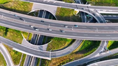 Arabalar yollar, döngüler ve otobanlardan hızla geçer. Slovakya kırsalındaki otoyol kavşağının üst görüntüsü.